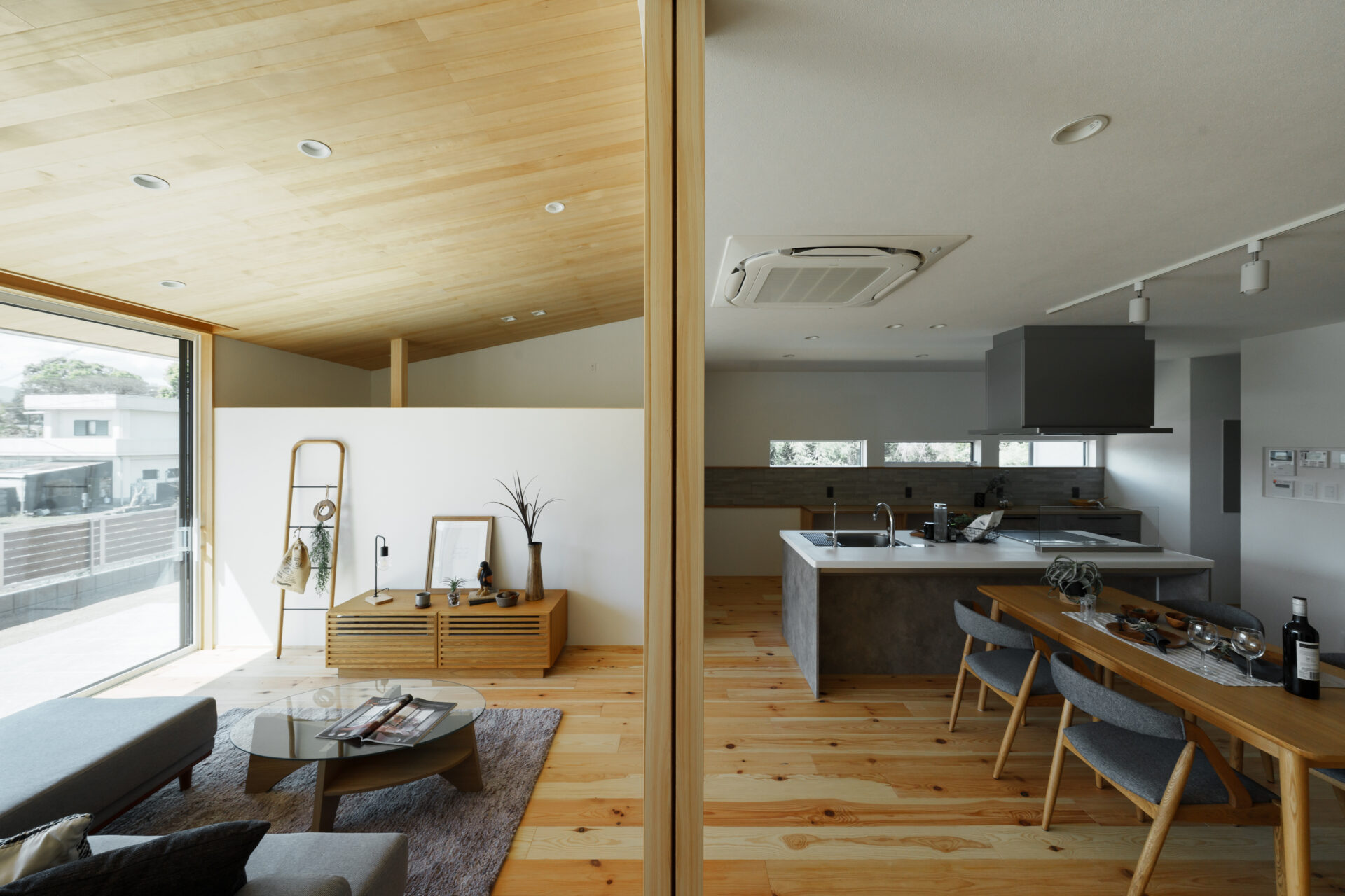 自然素材に囲まれた、中2階のある心地よい平屋