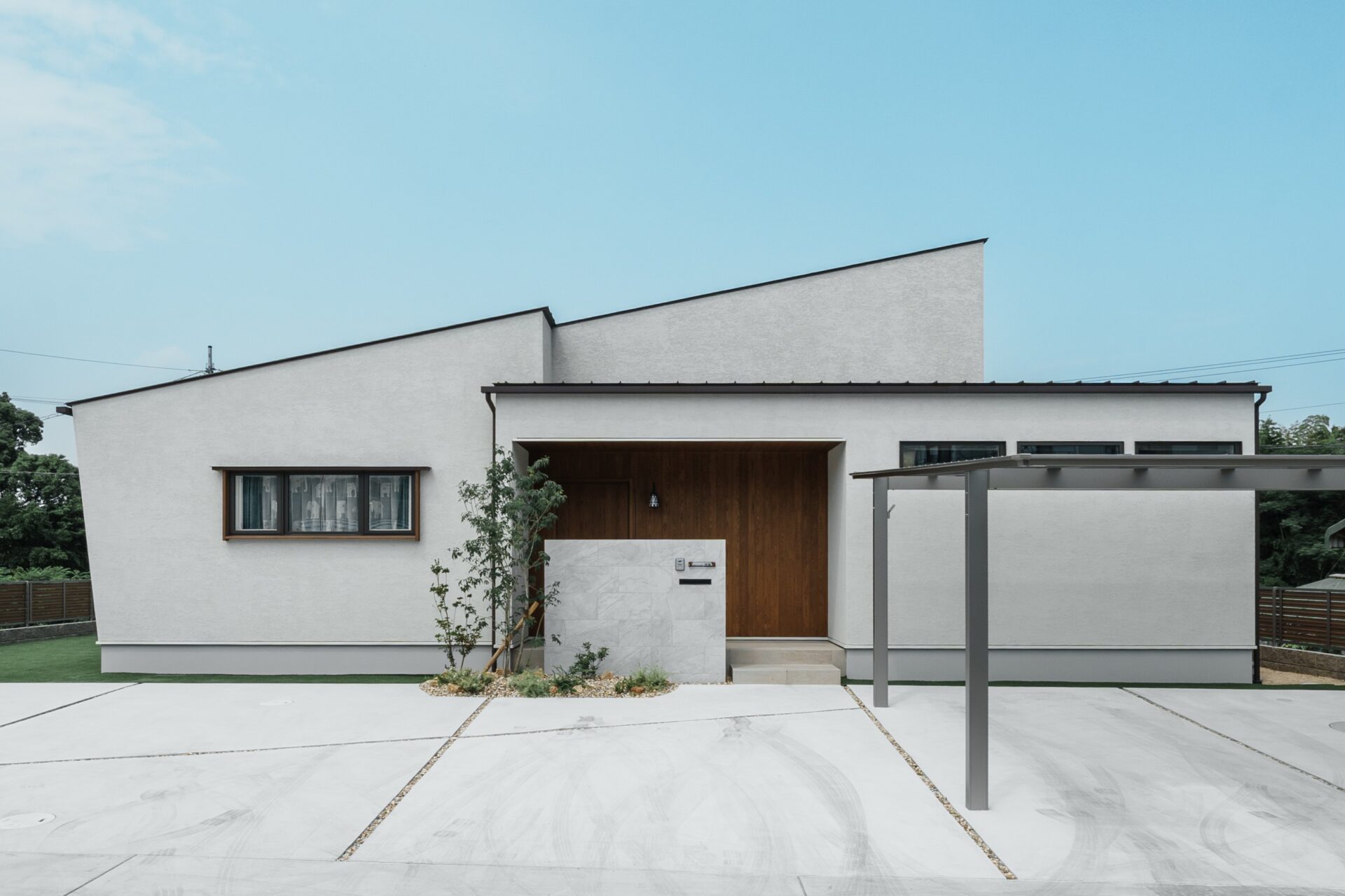 自然素材に囲まれた、中2階のある平屋