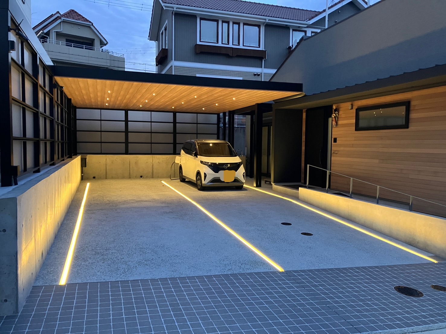 駐車場に滑走路みたいな照明付けました！